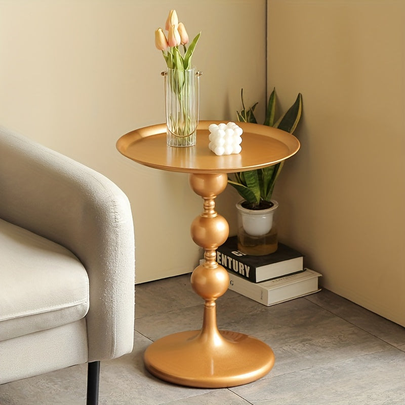 Bout de Canapé Doré au Design Vintage