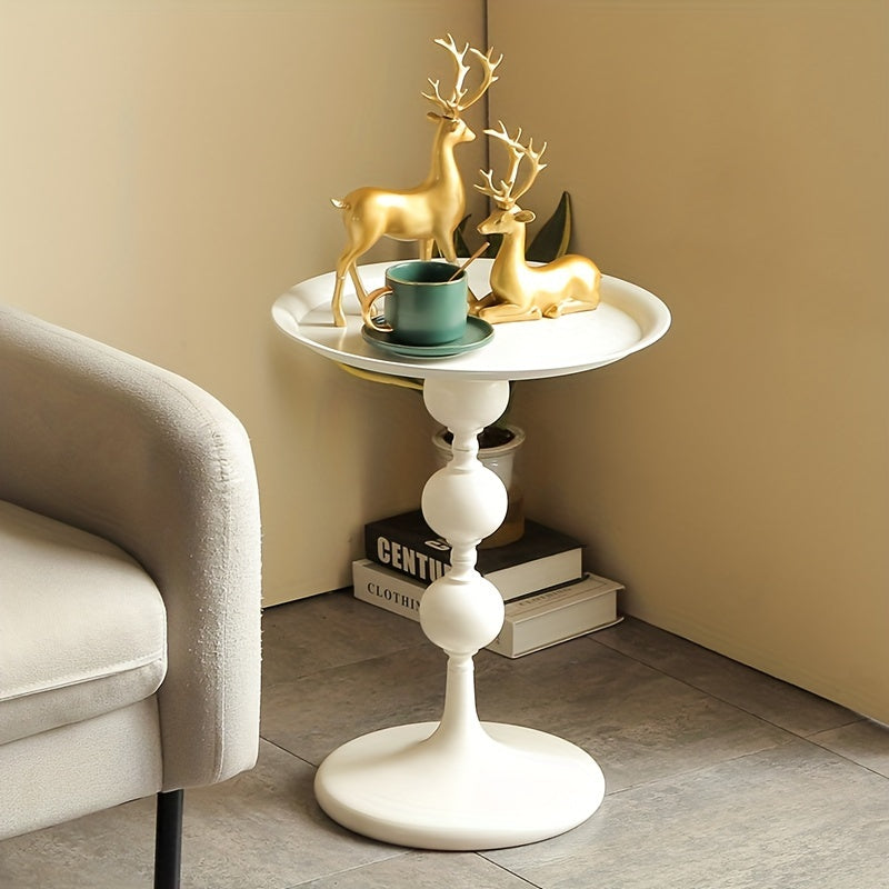 Bout de Canapé Doré au Design Vintage