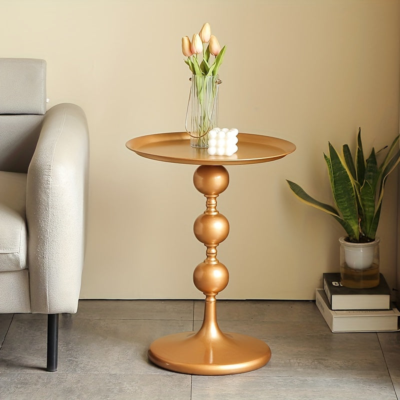 Bout de Canapé Doré au Design Vintage