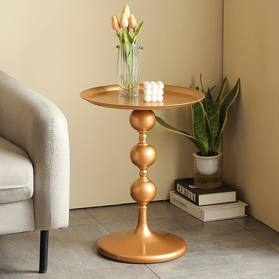 Bout de Canapé Doré au Design Vintage
