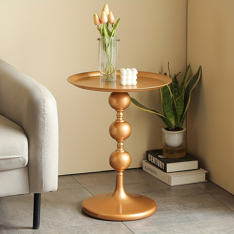 Bout de Canapé Doré au Design Vintage