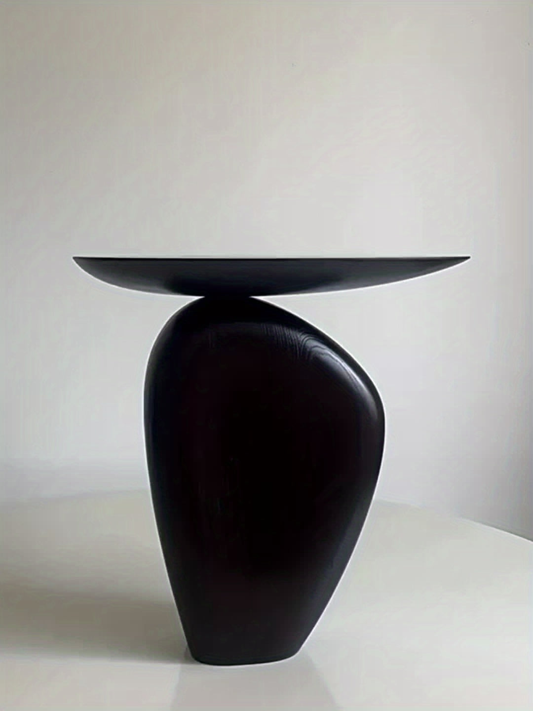 Bout de Canapé Design Noir avec Base Sculpturale Galet